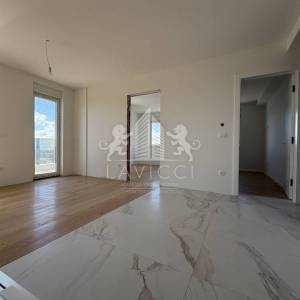 Trosoban stan s krovnom terasom - Zadar, Plovanija