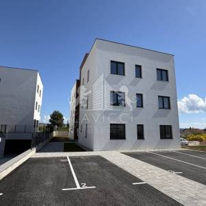 Trosoban stan s krovnom terasom - Zadar, Plovanija