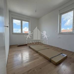 Trosoban stan s krovnom terasom - Zadar, Plovanija