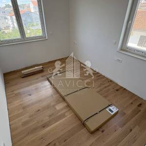 Trosoban stan s krovnom terasom - Zadar, Plovanija