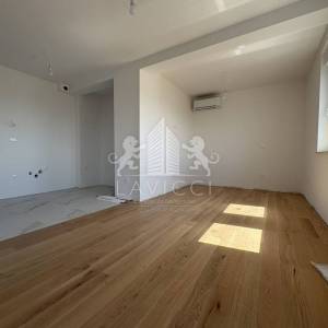 Trosoban stan s krovnom terasom - Zadar, Plovanija