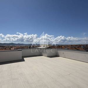 Trosoban stan s krovnom terasom - Zadar, Plovanija