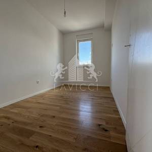 Trosoban stan s krovnom terasom - Zadar, Plovanija