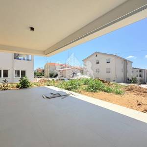 Trosoban stan u novogradnji s garažom i vrtom - Diklovac, Zadar