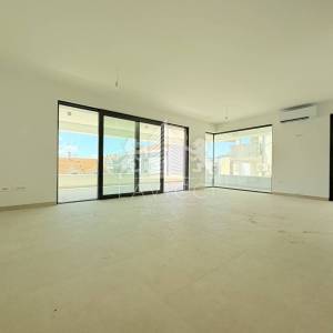 Trosoban stan u novogradnji s garažom i vrtom - Diklovac, Zadar