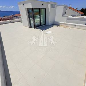 Trosobni penthouse u novogradnji s krovnom terasom - Diklovac, Zadar