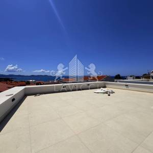 Trosobni penthouse u novogradnji s krovnom terasom - Diklovac, Zadar