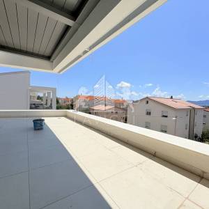 Trosobni penthouse u novogradnji s krovnom terasom - Diklovac, Zadar
