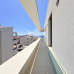 Trosobni penthouse u novogradnji s krovnom terasom - Diklovac, Zadar