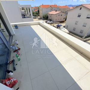 Trosobni penthouse u novogradnji s krovnom terasom - Diklovac, Zadar