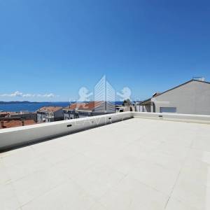 Trosobni penthouse u novogradnji s krovnom terasom - Diklovac, Zadar