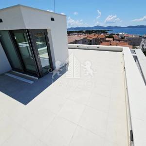 Trosobni penthouse u novogradnji s krovnom terasom - Diklovac, Zadar