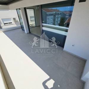 Trosobni penthouse u novogradnji s krovnom terasom - Diklovac, Zadar