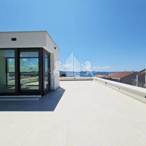 Trosobni penthouse u novogradnji s krovnom terasom - Diklovac, Zadar