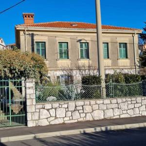 TRSAT, RIJEKA - Trosobni stan s pogledom na more, okućnicom i parkirnim mjestima