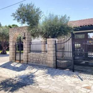 UMAG – Kuća s bazenom i tri odvojena apartmana