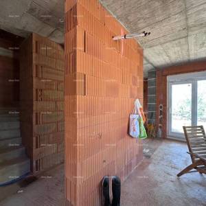 Umag. Prodajemo dvojnu kuću u Roh Bau fazi.