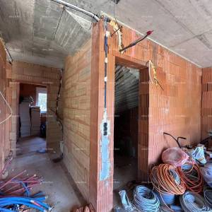 Umag. Prodajemo dvojnu kuću u Roh Bau fazi.