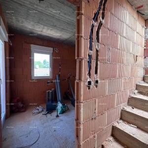 Umag. Prodajemo dvojnu kuću u Roh Bau fazi.