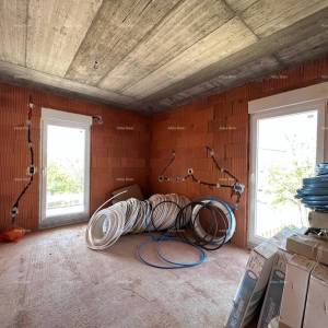 Umag. Prodajemo dvojnu kuću u Roh Bau fazi.