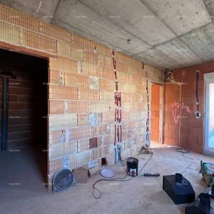 Umag. Prodajemo dvojnu kuću u Roh Bau fazi.