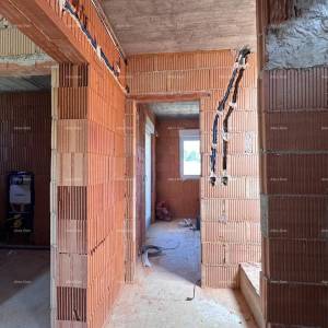 Umag. Prodajemo dvojnu kuću u Roh Bau fazi.