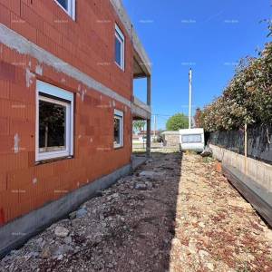 Umag. Prodajemo dvojnu kuću u Roh Bau fazi.