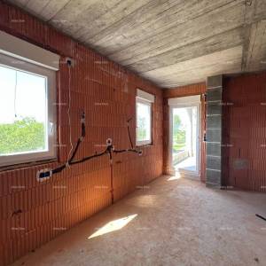 Umag. Prodajemo dvojnu kuću u Roh Bau fazi.