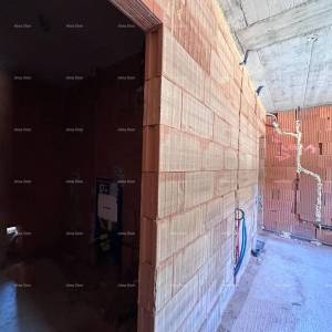 Umag. Prodajemo dvojnu kuću u Roh Bau fazi.