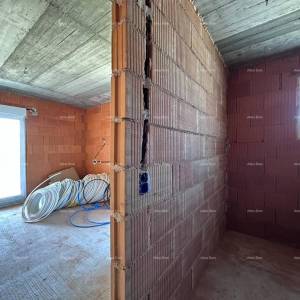 Umag. Prodajemo dvojnu kuću u Roh Bau fazi.