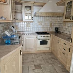 UMAG - Prostrana kuća sa velikom okućnicom, prvi red do mora