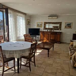 UMAG - Prostrana kuća sa velikom okućnicom, prvi red do mora