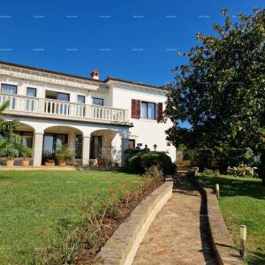 UMAG - Prostrana kuća sa velikom okućnicom, prvi red do mora