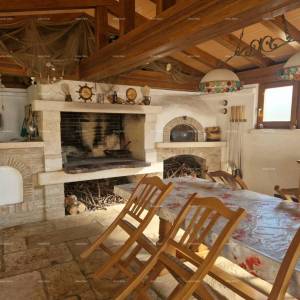 UMAG - Prostrana kuća sa velikom okućnicom, prvi red do mora