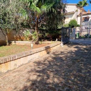 UMAG - Prostrana kuća sa velikom okućnicom, prvi red do mora