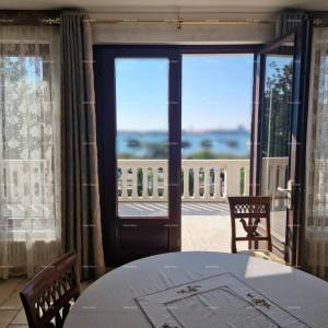 UMAG - Prostrana kuća sa velikom okućnicom, prvi red do mora