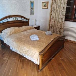 UMAG - Prostrana kuća sa velikom okućnicom, prvi red do mora