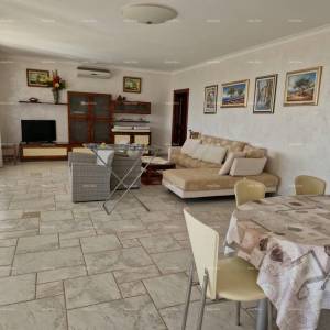 UMAG - Prostrana kuća sa velikom okućnicom, prvi red do mora