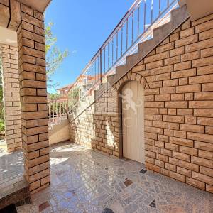 Uređena dvojna kuća s velikom okućnicom - Smiljevac, Zadar