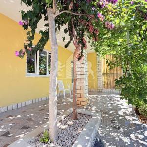 Uređena dvojna kuća s velikom okućnicom - Smiljevac, Zadar