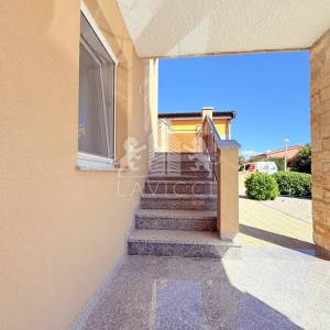 Uređena i opremljena kuća s 4 sobe, 250 m od mora - Vir