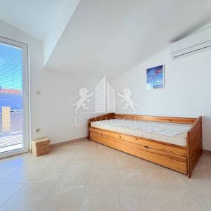 Uređena i opremljena kuća s 4 sobe, 250 m od mora - Vir