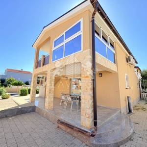 Uređena i opremljena kuća s 4 sobe, 250 m od mora - Vir