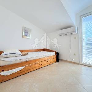 Uređena i opremljena kuća s 4 sobe, 250 m od mora - Vir