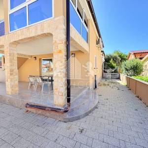 Uređena i opremljena kuća s 4 sobe, 250 m od mora - Vir