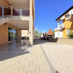 Uređena i opremljena kuća s 4 sobe, 250 m od mora - Vir