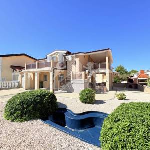 Uređena i opremljena kuća s 4 sobe, 250 m od mora - Vir