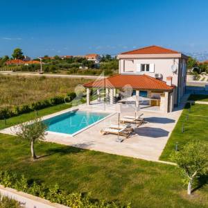 Vila osmišljena za uživanje – bazen, dizajn i intima, Ninski stanovi