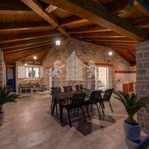 Vila osmišljena za uživanje – bazen, dizajn i intima, Ninski stanovi