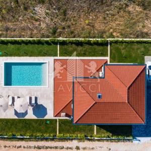 Vila osmišljena za uživanje – bazen, dizajn i intima, Ninski stanovi